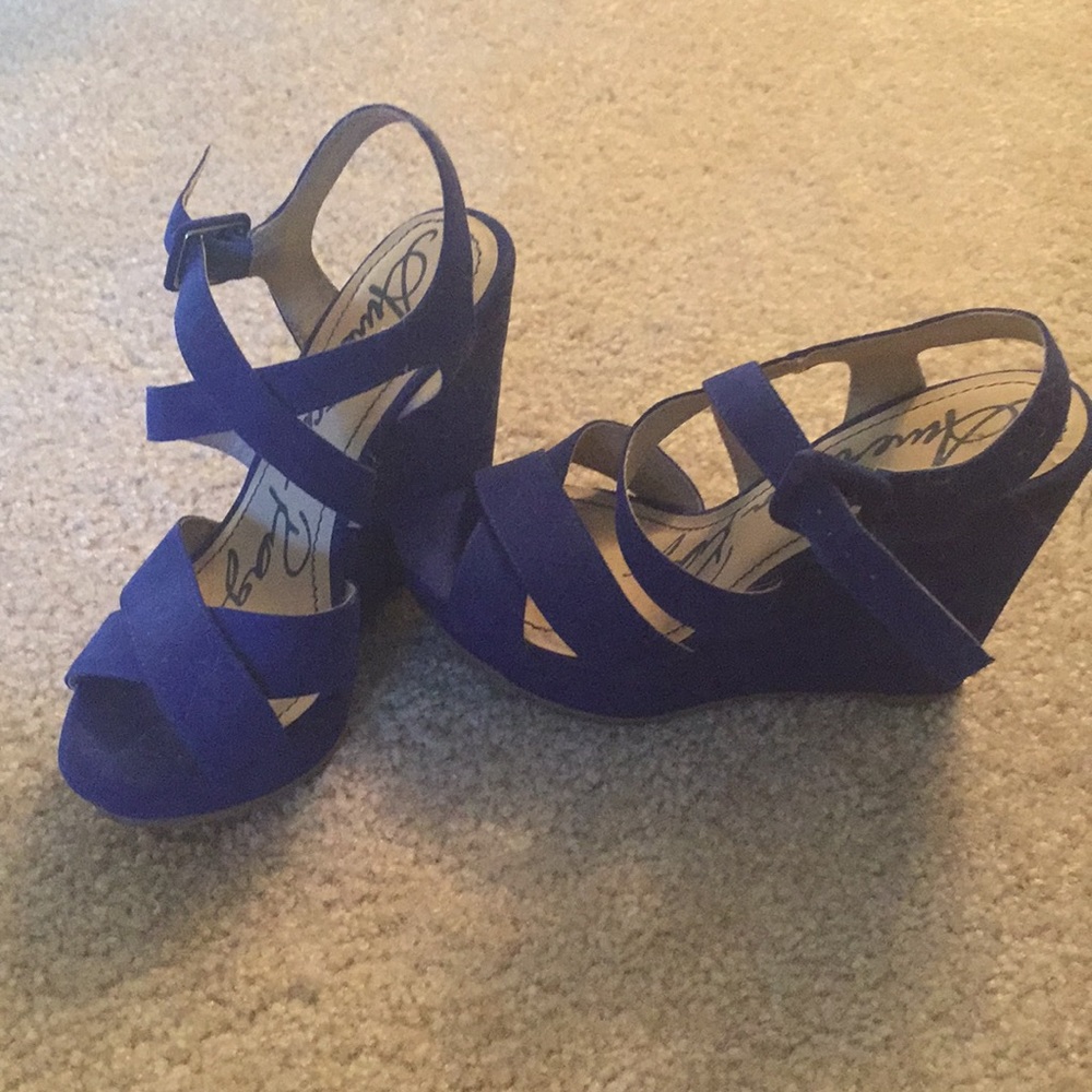 Blue strap wedge